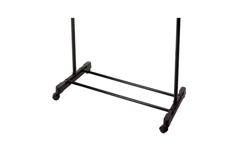 Perchero con ruedas regulable 84 x 42 x 165 cm Koopman, primer plano de la base metálica negra con sus ruedas