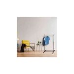 Perchero con ruedas regulable 84 x 42 x 165 cm Koopman, ambientado en habitación con ropa colgada y silla amarilla