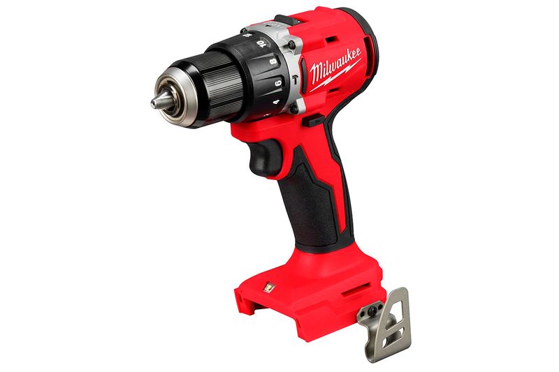 Taladro percutor inalámbrico 1/2 pulgada 18V Milwaukee, vista lateral del equipo en color rojo con clip para cinturón