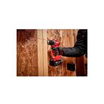 Taladro percutor inalámbrico 1/2 pulgada 18 V Milwaukee, en uso perforando una estructura de madera