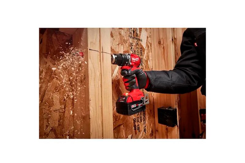 Taladro percutor inalámbrico 1/2 pulgada 18 V Milwaukee, en uso perforando una estructura de madera
