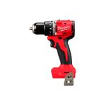 Taladro percutor inalámbrico Milwaukee de 1/2 pulgada y 18 V, vista lateral del equipo en color rojo y negro