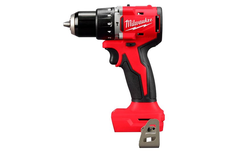 Taladro percutor inalámbrico Milwaukee de 1/2 pulgada y 18 V, vista lateral del equipo en color rojo y negro