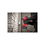 Taladro percutor inalámbrico Milwaukee de 1/2 pulgada y 18 V, siendo utilizado por una persona para perforar una pared