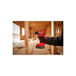 Taladro percutor inalámbrico Milwaukee de 1/2 pulgada y 18 V, siendo usado para perforar una viga de madera