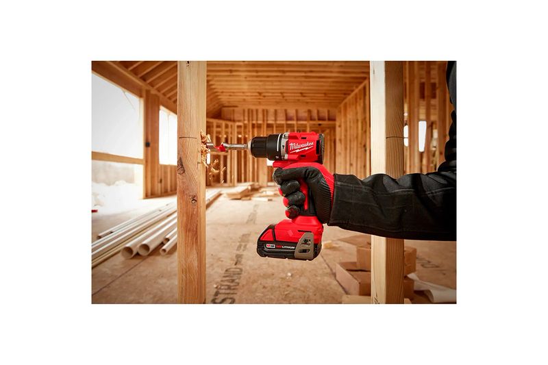Taladro percutor inalámbrico Milwaukee de 1/2 pulgada y 18 V, siendo usado para perforar una viga de madera