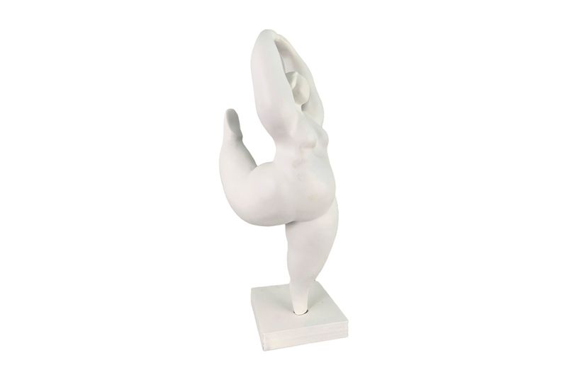 Figura decorativa dama blanca 22 x 18 x 50.5 cm Concepts, vista lateral de la escultura sobre base cuadrada blanca