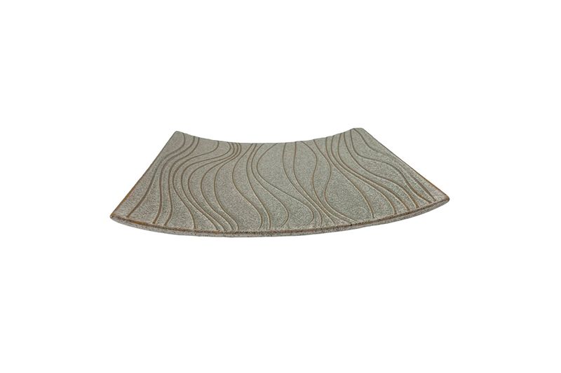 Plato decorativo 23 x 23 x 4 cm Concepts, vista superior del diseño con líneas onduladas en relieve sobre fondo gris