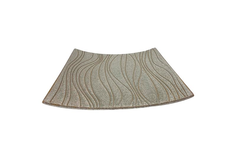 Plato decorativo 23 x 23 x 4 cm Concepts, vista superior del diseño con relieves de líneas onduladas en color beige