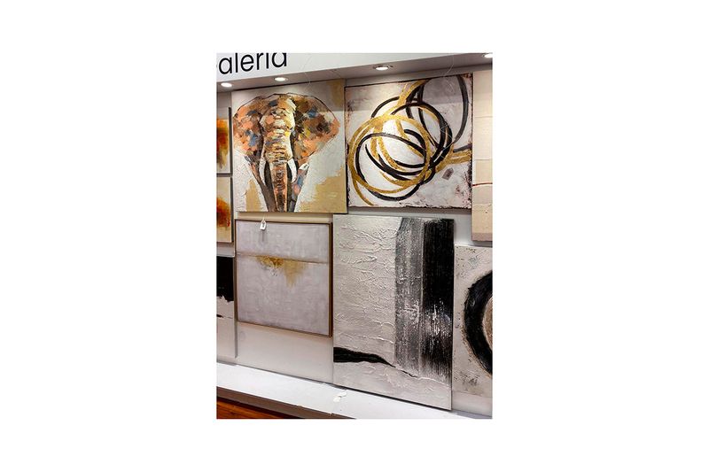 Cuadro decorativo canva 80 x 3 x 120 cm Concepts, varios modelos exhibidos en una galería sobre una pared blanca