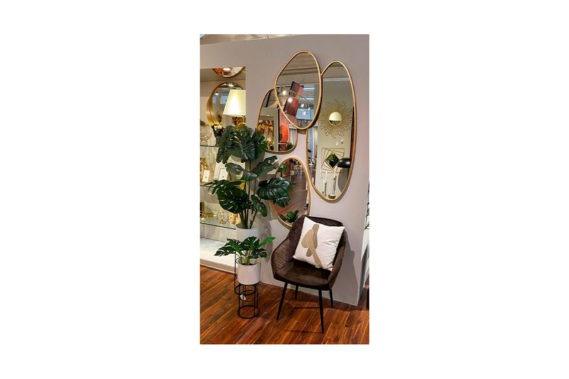 Espejo decorativo 45 x 2.5 x 119 cm Concepts, ambientado en sala junto a una silla marrón y plantas ornamentales