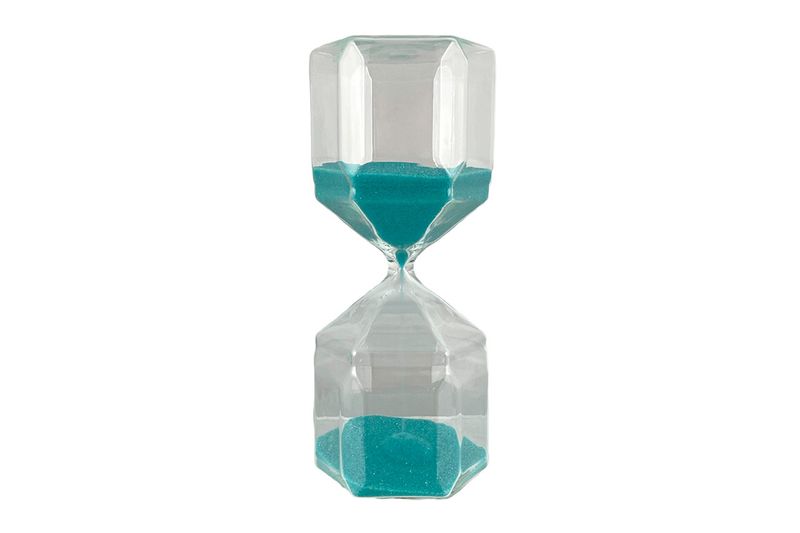 Reloj de arena decorativo 6.5 x 6.1 x 15 cm Concepts, vista frontal del vidrio facetado con arena azul