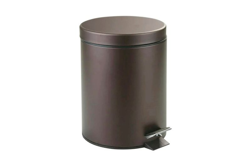 Basurero acero inoxidable redondo con tapa pedal 12 L café Trash Crash, vista frontal en ángulo con pedal metálico