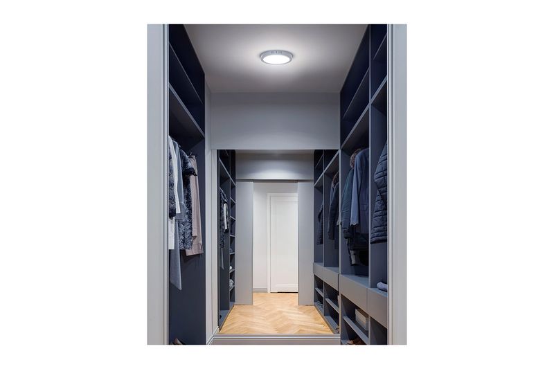Luminaria de sobreponer LED tipo plafón 6 W 400 lum 6500 K redonda gris Volteck, instalada en el techo de un vestidor