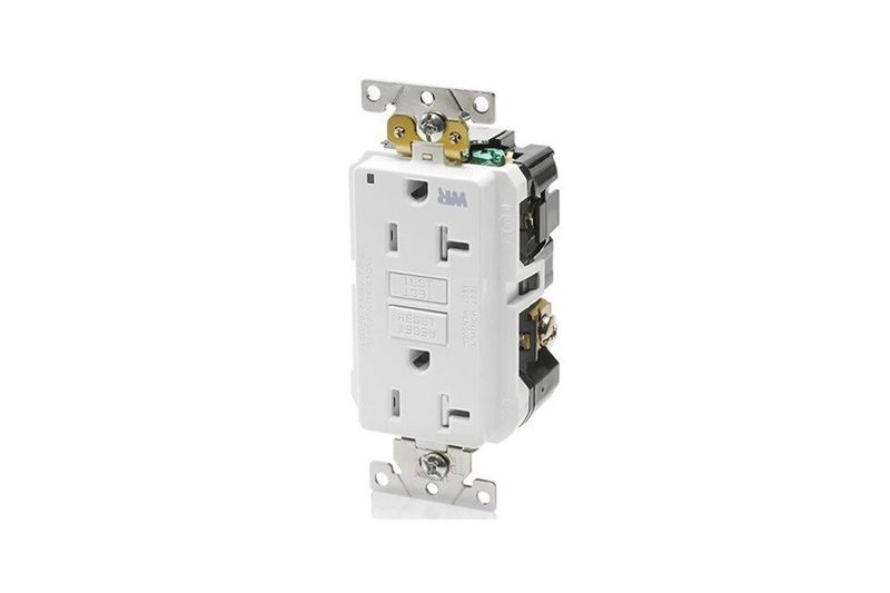 Toma hembra doble TR GFCI Decora Nema 5-20R 20 A 125 V blanco Leviton, vista frontal y lateral del dispositivo