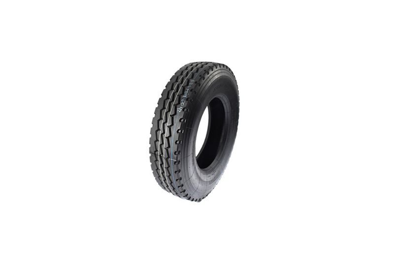 Llanta 825 R16 16PR HF-702 Sunfull, vista tridimensional en ángulo que muestra el dibujo de la banda de rodadura