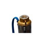 Bomba sumergible para agua limpia 110 V 3/4 HP Hyundai, primer plano de la salida de agua dorada y cable azul