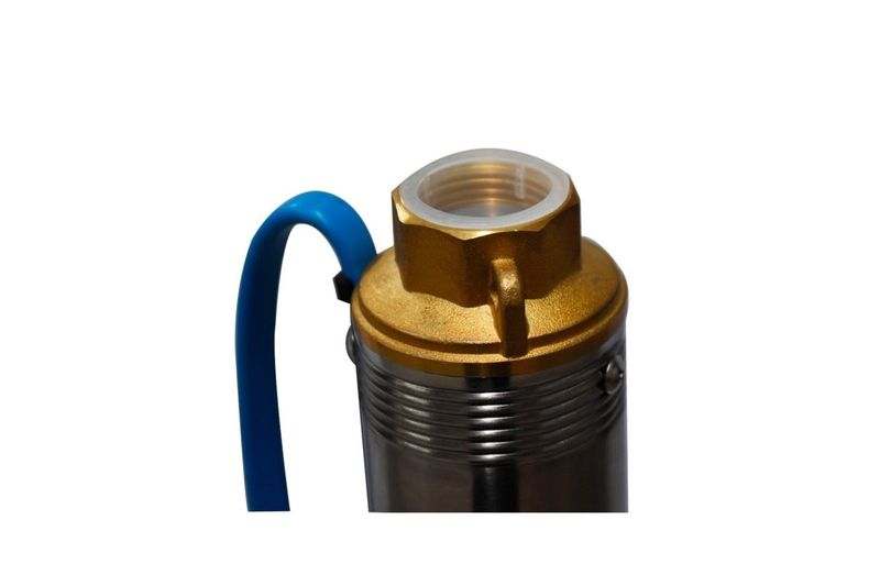 Bomba sumergible para agua limpia 110 V 3/4 HP Hyundai, primer plano de la salida de agua dorada y cable azul