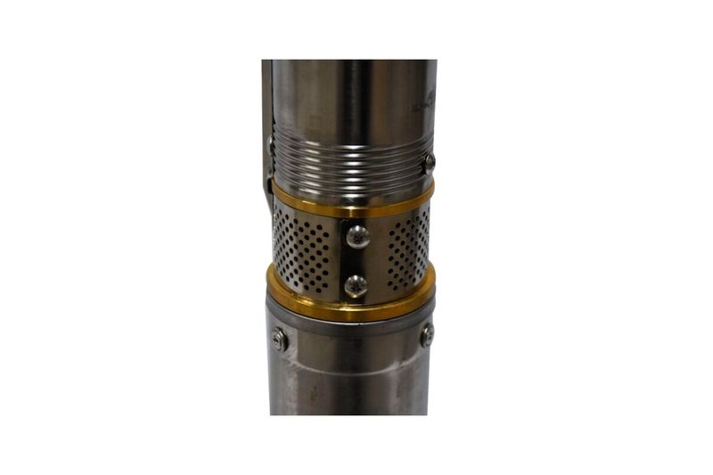 Bomba sumergible para agua limpia 110 V 3/4 HP Hyundai, acercamiento al filtro perforado metálico y tornillos de sujeción