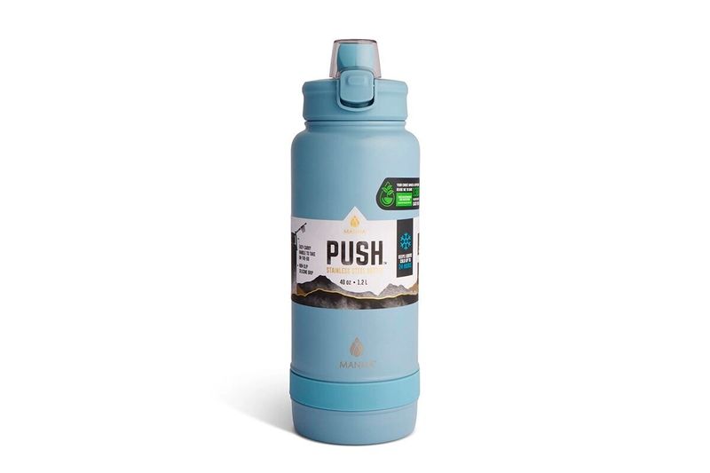 Botella insulada 40 oz Push Surt Manna, vista frontal de la botella celeste con etiqueta informativa y tapa superior
