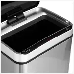 Basurero sensor automático 40 L acero inox 5five, primer plano superior de la tapa abierta y panel de control negro