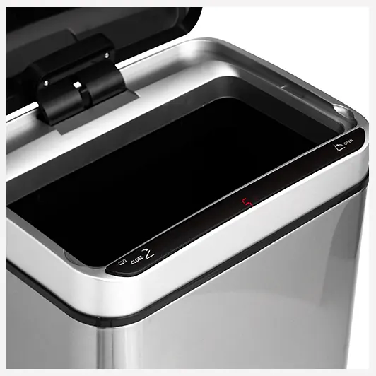Basurero sensor automático 40 L acero inox 5five, primer plano superior de la tapa abierta y panel de control negro