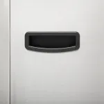 Basurero sensor automático 40 L acero inox 5five Simply Smart, primer plano del panel sensor negro sobre el metal