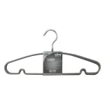 Juego de perchas 10 piezas metálicas 5five, primer plano de una percha con etiqueta de empaque gris y blanca