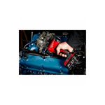 Pistola de calor inalámbrica M18 sin batería Milwaukee, siendo utilizada sobre el motor azul de un vehículo