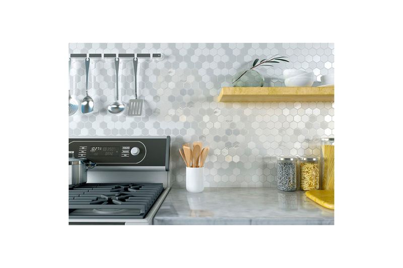 Mosaico Sixties Hex 33x29.8 blanco mate brillante Togama, instalado en pared de cocina sobre estufa y encimera