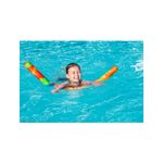 Flotador fideo de espuma Sugarcoated 48 6-12 años Bestway, niña sonriendo mientras flota en una piscina con el equipo