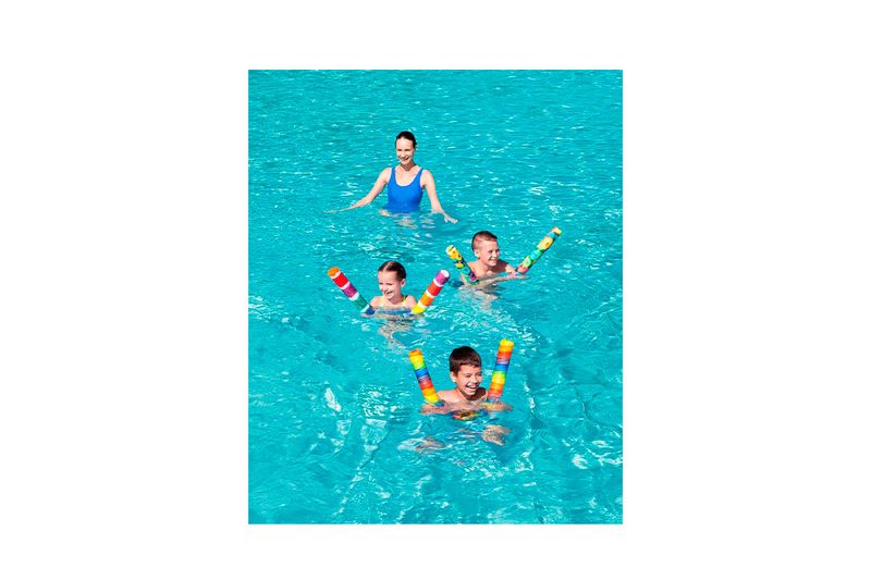 Flotador fideo de espuma Sugarcoated 48 6-12 años Bestway, tres niños usándolos en una piscina de agua azul