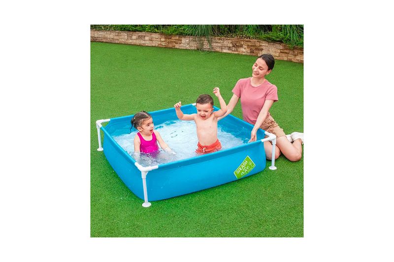 Piscina My First Frame Pool 1.22 x 1.22 m x 30.5 cm Bestway, dos niños jugando dentro de la piscina azul sobre césped