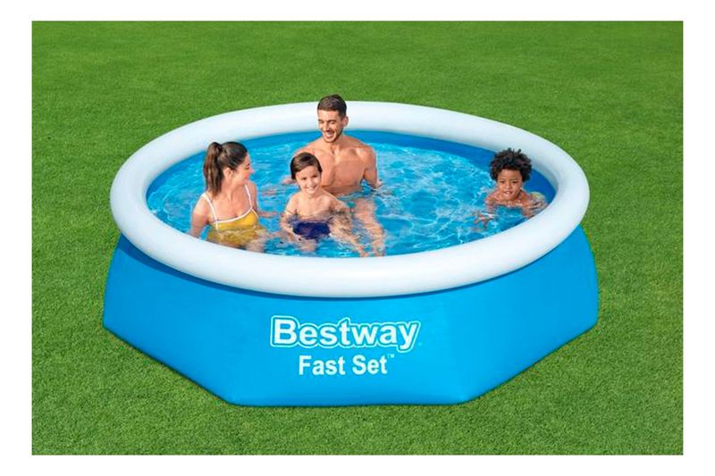 Set de piscina Fast Set 2.44 m x 0.61 m Bestway, vista exterior sobre césped con personas nadando en su interior