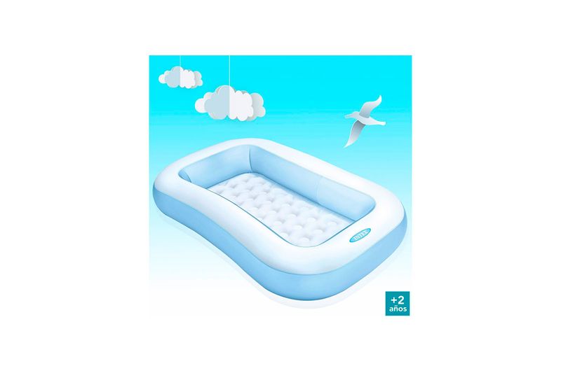Piscina inflable rectangular para bebé 65.35x9.37x9.84 pulgadas Intex, vista aérea con fondo azul celeste y nubes