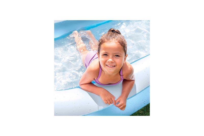 Piscina inflable rectangular para bebé 65.35 x 9.37 x 9.84 pulgadas Intex, niña con traje de baño púrpura usándola