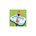 Piscina inflable rectangular para bebé 65.35 x 9.37 x 9.84 pulgadas Intex, niña dentro y mujer al lado sobre el césped