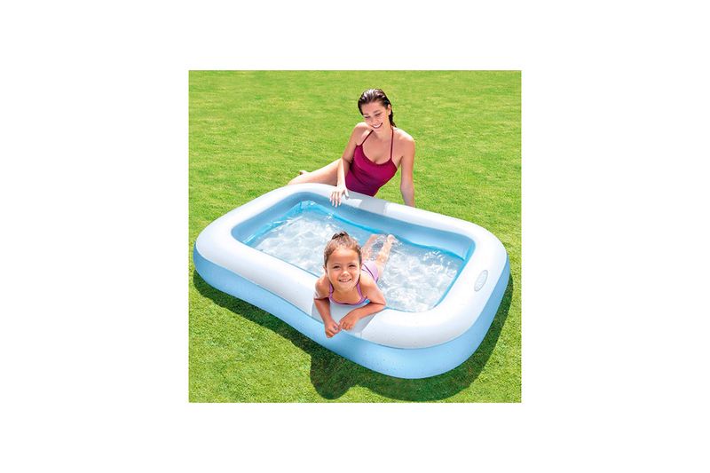 Piscina inflable rectangular para bebé 65.35 x 9.37 x 9.84 pulgadas Intex, niña dentro y mujer al lado sobre el césped