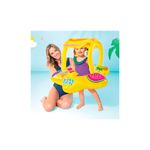 Flotador inflable para bebé estrella de mar con sombrilla Intex, niña pequeña sentada dentro junto a una mujer adulta