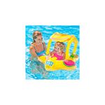 Flotador inflable para bebé estrella de mar con sombrilla Intex, bebé usándolo en el agua acompañado de una mujer