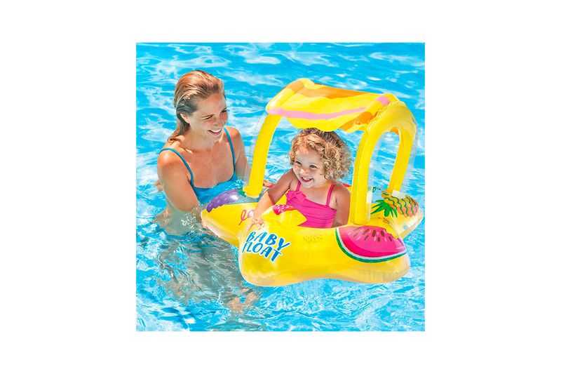 Flotador inflable para bebé estrella de mar con sombrilla Intex, bebé usándolo en el agua acompañado de una mujer