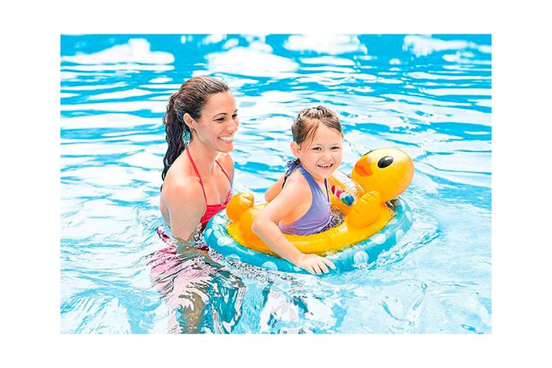 Flotador andadera de bebé 3-4 años 3 diseños Intex, niña usándolo en una piscina junto a una mujer