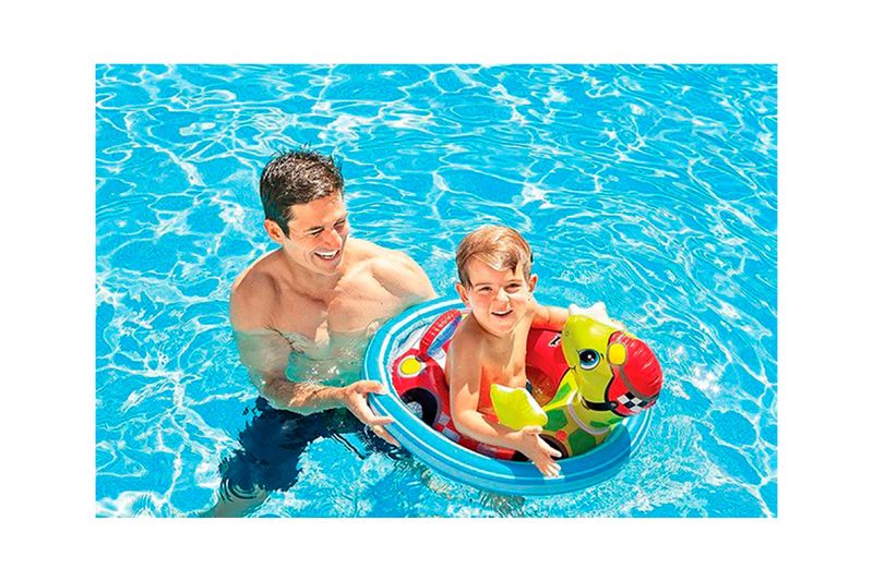 Flotador andadera de bebé 3-4 años 3 diseños Intex, niño usándolo en piscina junto a un adulto