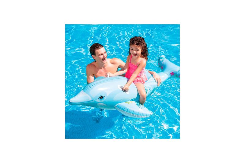 Flotador delfín para montar 1.76 m x 66 cm Intex, niña sentada sobre el inflable azul en una piscina junto a un adulto