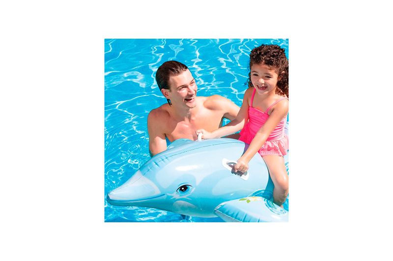 Flotador delfín para montar 1.76 m x 66 cm Intex, niño y adulto usándolo dentro de una piscina con agua azul