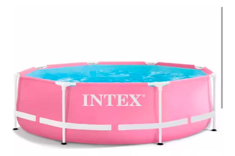 Set de piscina redonda con marco 8 pies x 30 pulgadas rosada Intex, vista frontal llena de agua con logo blanco