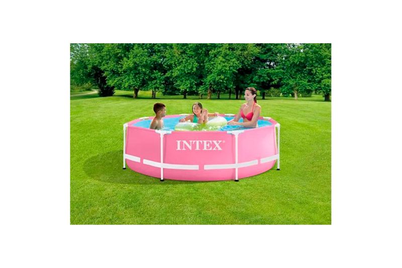 Set de piscina redonda con marco 8 pies x 30 pulgadas rosada Intex, usada por niños y una mujer en un jardín con césped