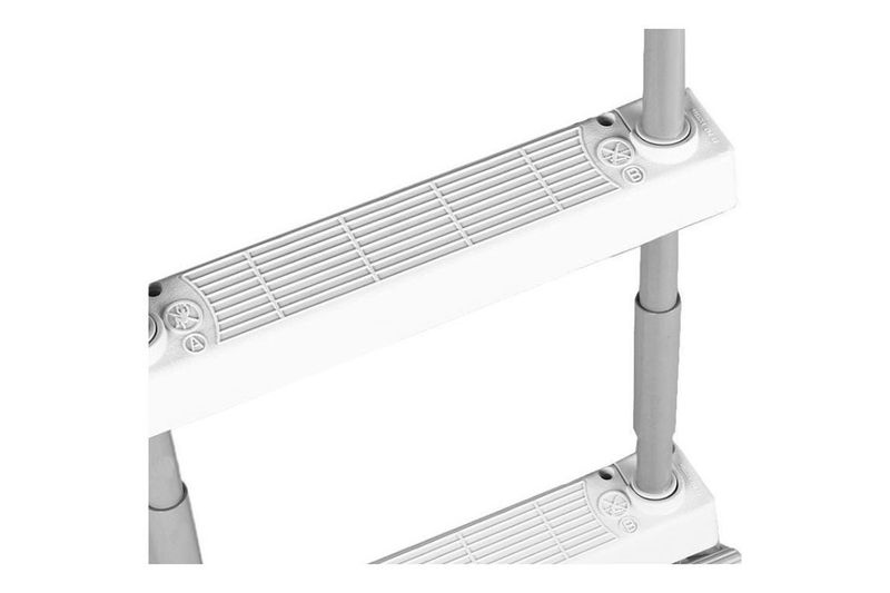 Escalera para piscina 91 cm Intex, primer plano detallado de los peldaños blancos con superficie antideslizante