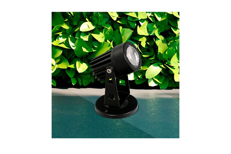 Luminaria LED estaca negro 5 W 85-265 V 3000 K General Lighting, instalada en exterior sobre superficie verde y follaje