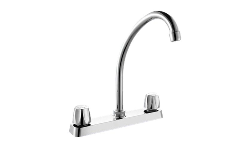 Llave pantry 8 pulgadas doble rosca cuello alto cromo Sinsa, vista en ángulo desde la derecha con acabado brillante